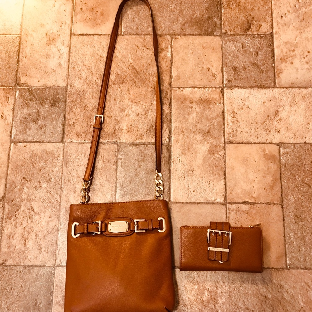 Michael KORS Crossbody w/ Matching Wallet